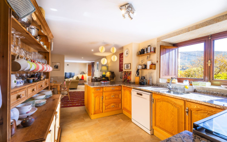 Cocina con vistas estupendas desde la ventana
